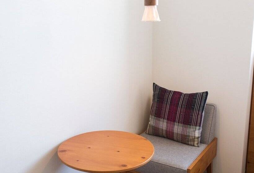 غرفة قياسية بالطابق العلوى, Strata Naha