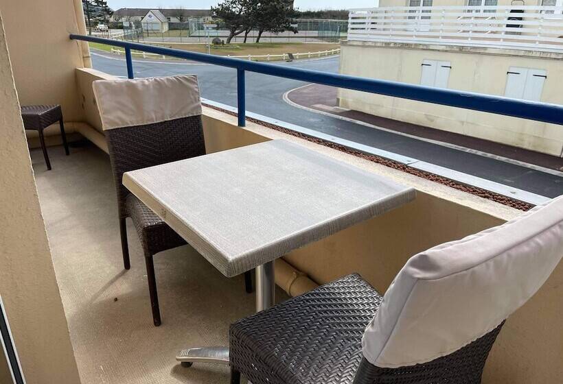 Трехместный Номер Стандарт с Балконом, Hôtel De La Plage