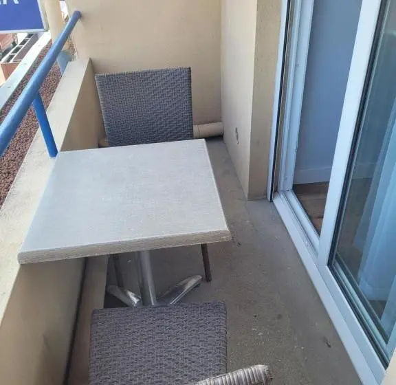 オーシャンビュースタンダードルームバルコニー付き, Hôtel De La Plage