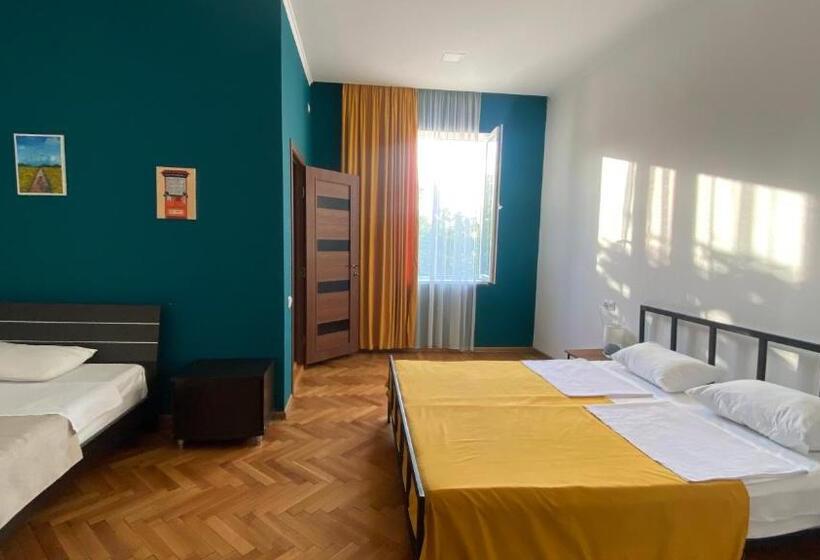 اتاق استاندارد سه نفره, Villa Tsinandali