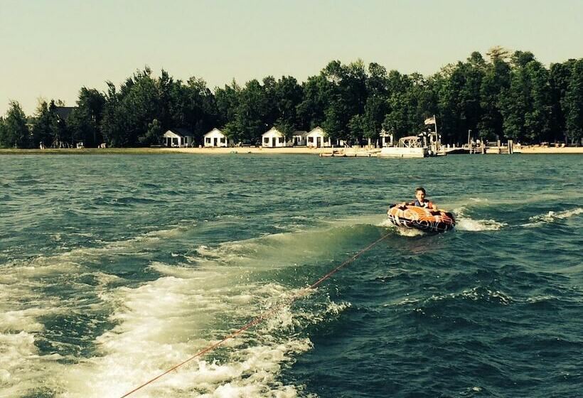 공용 욕실 구비 공동 객실 내의 침대, Hills Point Resort