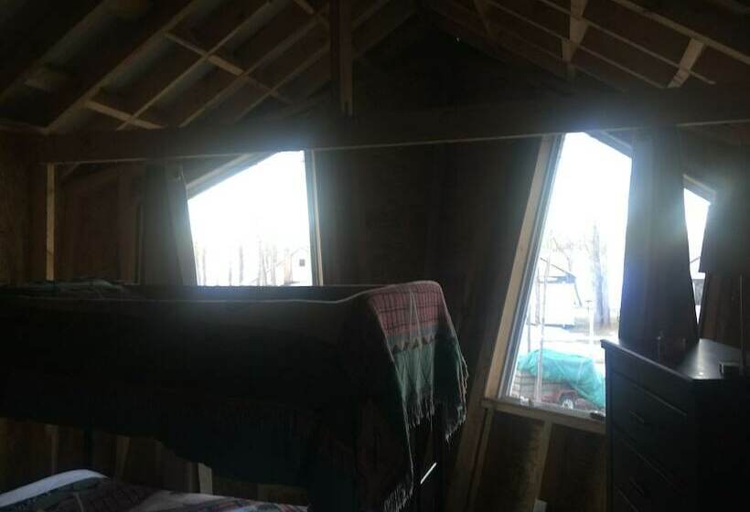 공용 욕실 구비 공동 객실 내의 침대, Hills Point Resort