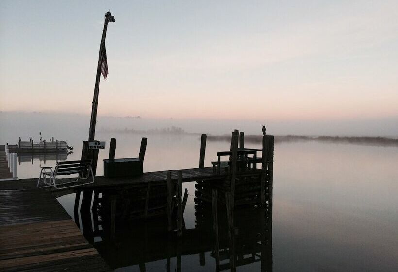 공용 욕실 구비 공동 객실 내의 침대, Hills Point Resort