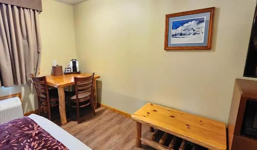Deluxe Suite King Bed, Nisqually Lodge