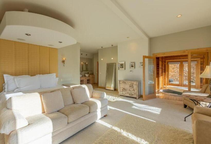 带大床的套房, Nordic Inn