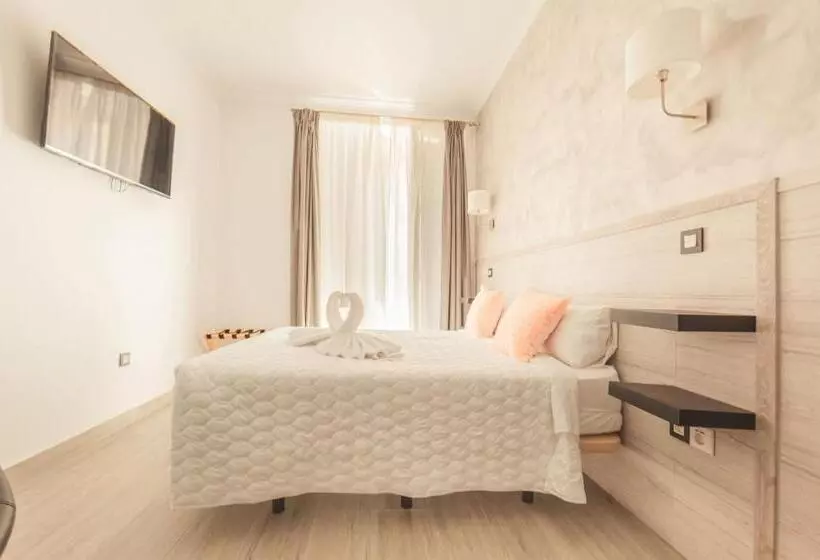 اتاق سوپریور با بالکن, Hostal Pio Centro