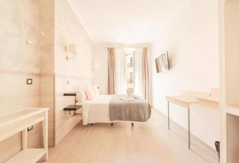 اتاق سوپریور با بالکن, Hostal Pio Centro