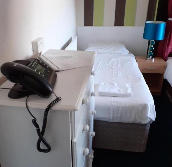 חדר משפחתי, Coastal Bay