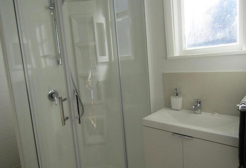 آپارتمان خانوادگی, Beachside Sunnyvale Motel