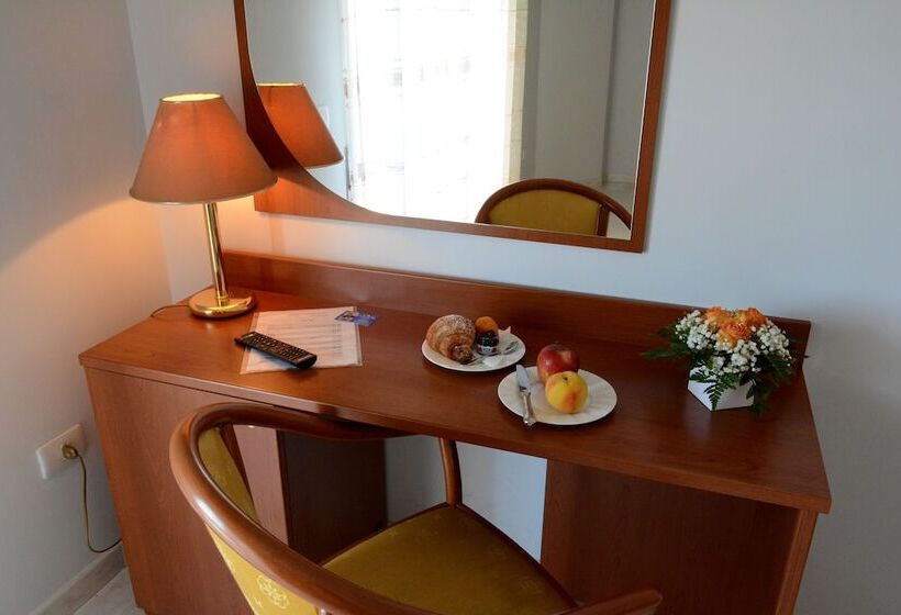 スーペリアトリプルルーム, Castelvetere