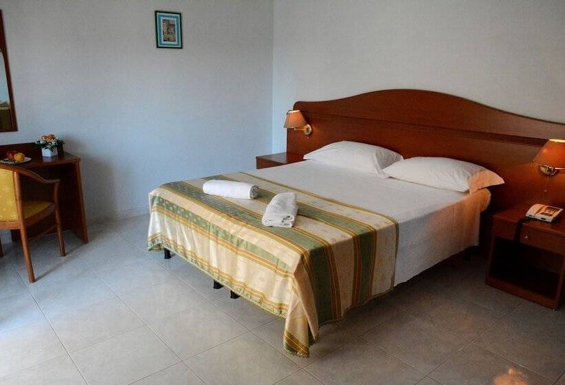 スーペリアトリプルルーム, Castelvetere