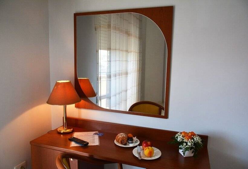 スーペリアトリプルルーム, Castelvetere