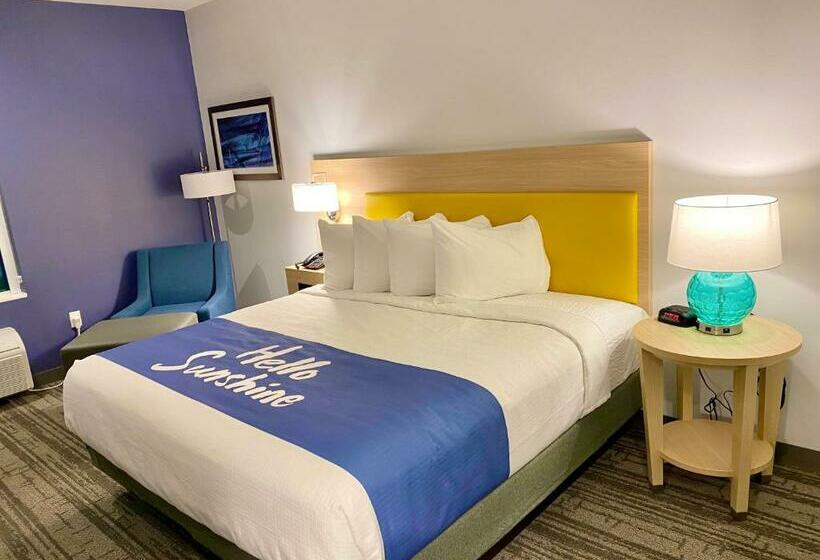 适合残疾人士使用的带超级大床的标准间, Days Inn By Wyndham Beaumont West I10 Walden