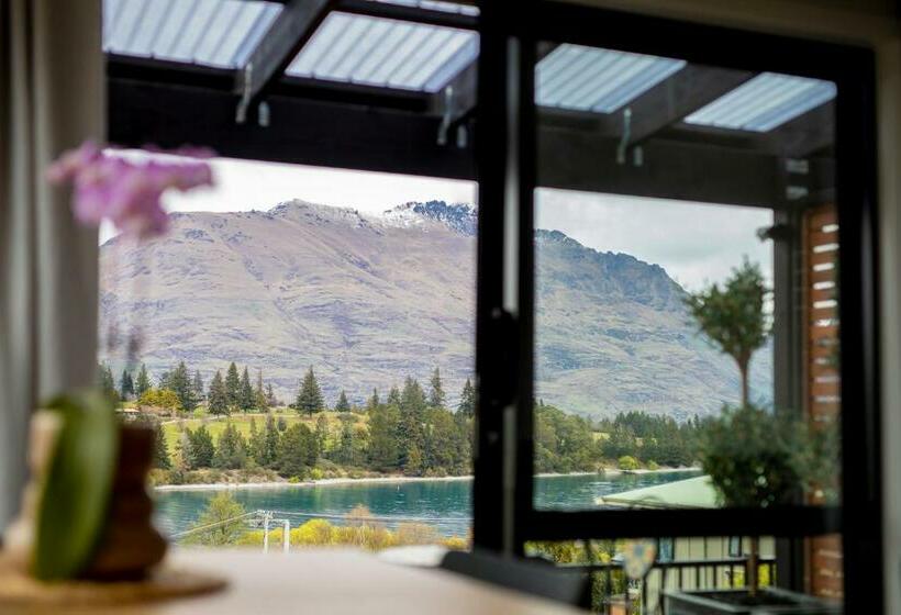 سوییت با چشم‌انداز کوه, Stay Of Queenstown