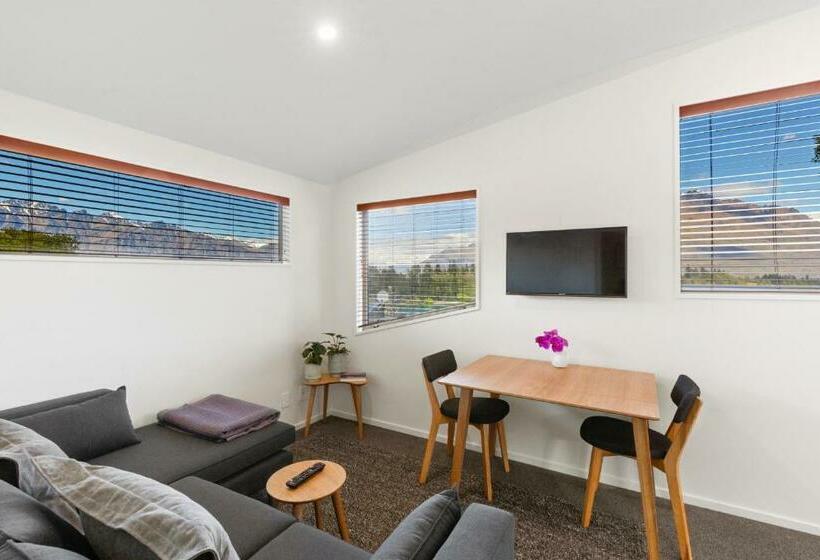 سوییت با چشم‌انداز کوه, Stay Of Queenstown
