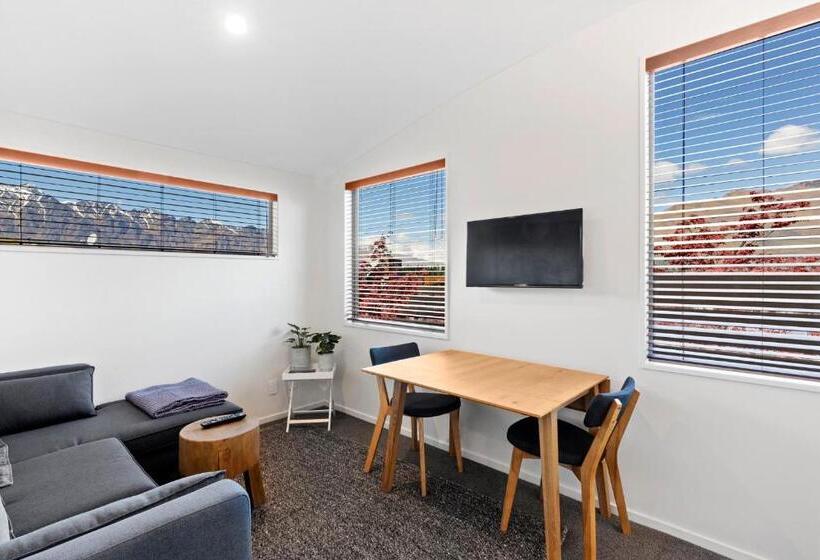 سوییت با چشم‌انداز کوه, Stay Of Queenstown