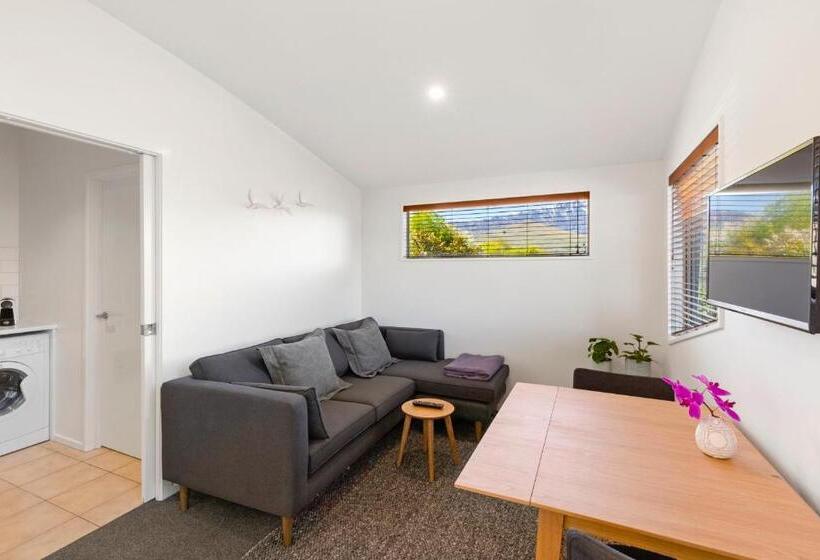 سوییت با چشم‌انداز کوه, Stay Of Queenstown