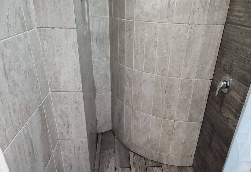 スタンダードトリプルルーム, Ashly Loma Larga