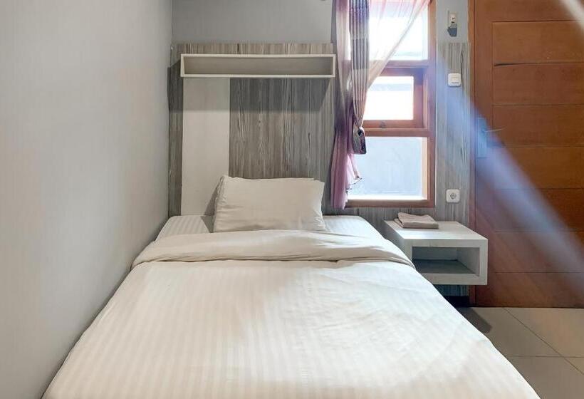 اتاق استاندارد یک نفره, Karins Guesthouse Syariah Redpartner