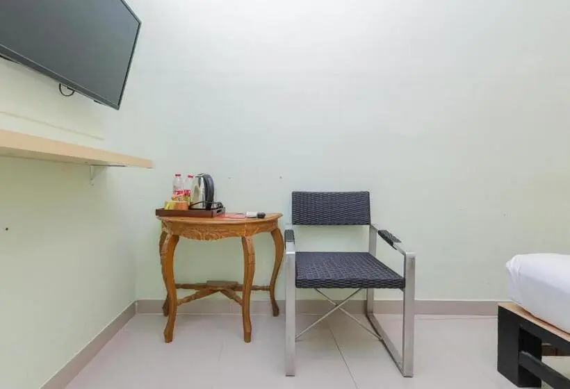 エコノミールーム, Reddoorz Near Alun Alun Madiun