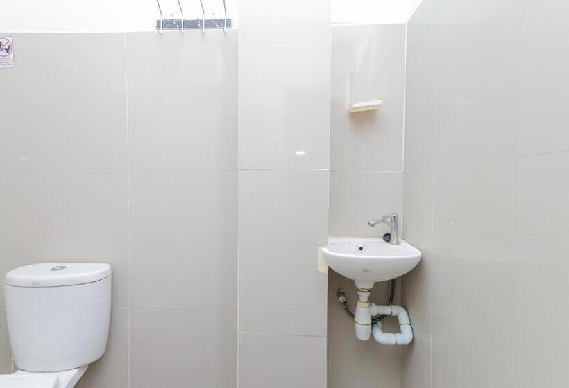 חדר אקונומי, Reddoorz Near Alun Alun Madiun