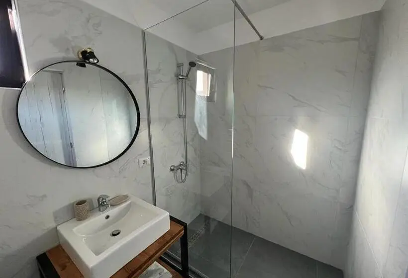 Superior Kolmen Hengen Huone, Vily Luxury Rooms
