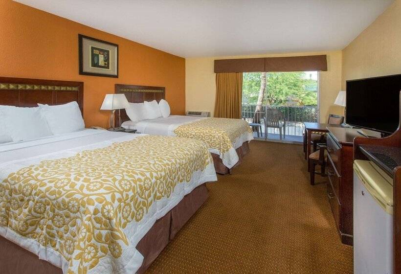 带2个双人床的标准工作室, Days Inn By Wyndham Palm Springs
