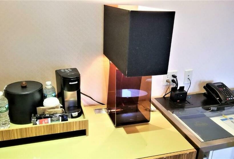 套房, Night Hotel Broadway