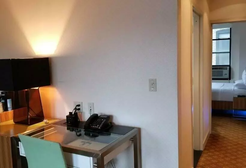 Sviitti, Night Hotel Broadway