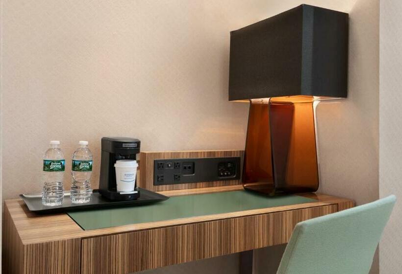 套房, Night Hotel Broadway