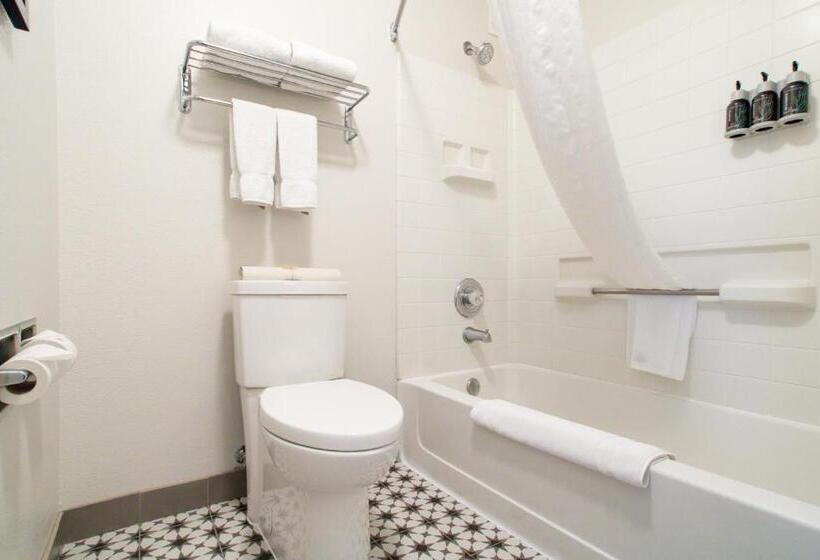 스위트, Oxford Suites Chico