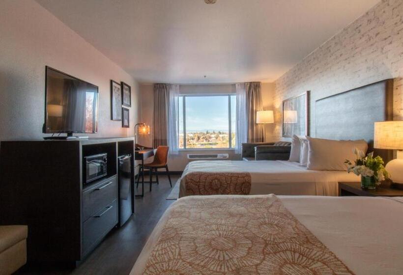 جناح, Oxford Suites Chico