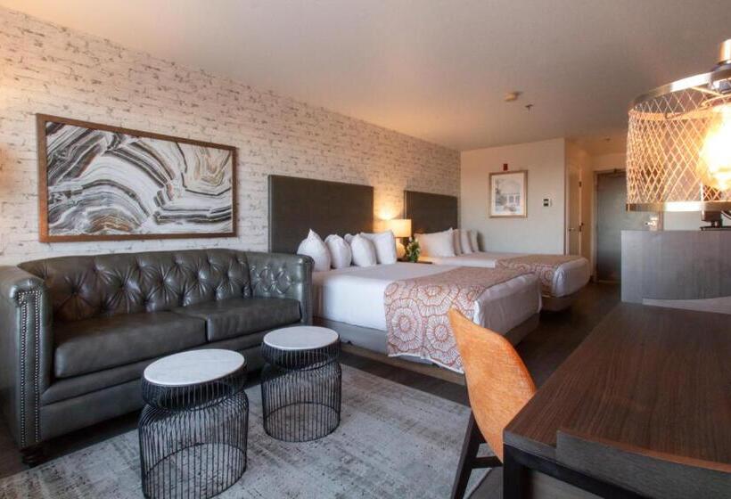 جناح, Oxford Suites Chico