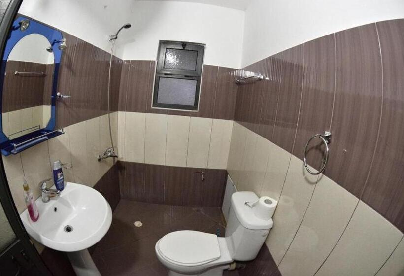 חדר קלאסי לשלושה, Reci