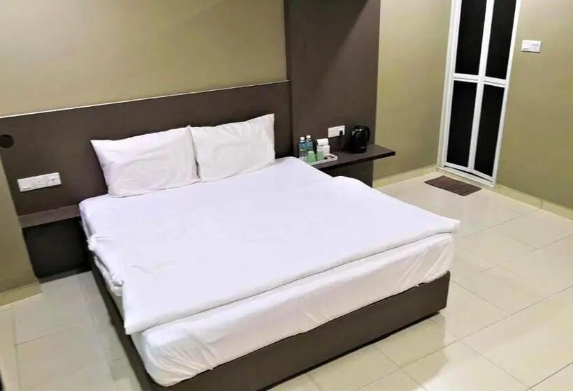 キングサイズベッドのデラックスルーム, Tropika Garden Hotel Kulai