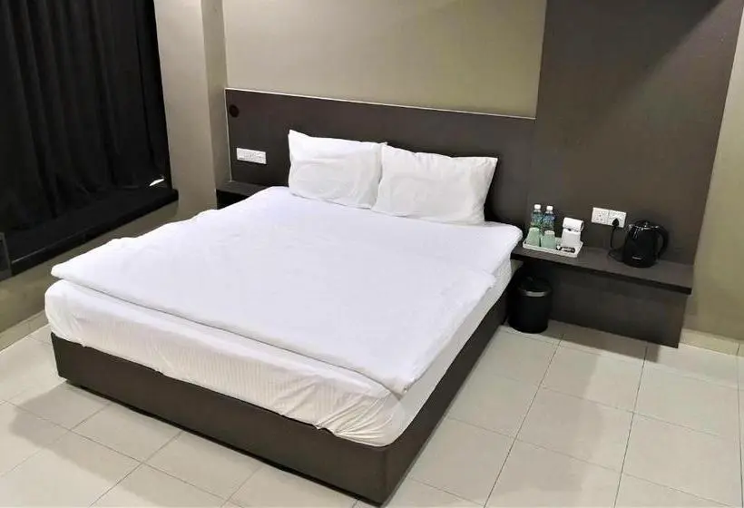 キングサイズベッドのデラックスルーム, Tropika Garden Hotel Kulai