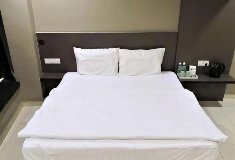 キングサイズベッドのデラックスルーム, Tropika Garden Hotel Kulai