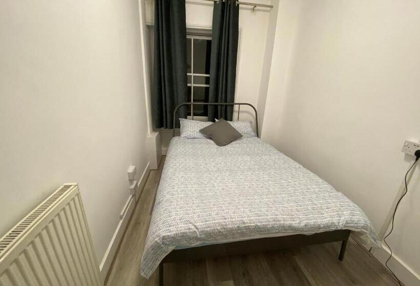 חדר סטנדרט חדר אמבטיה משותף, Urbany Hostel London 18 40 Years Old