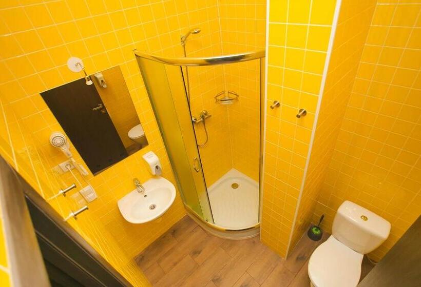 הכלכלה חדר לארבעה עם מקלחת משותפת, Dream Hostel Khmelnytskyi