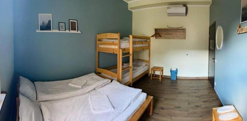 הכלכלה חדר לארבעה עם מקלחת משותפת, Dream Hostel Khmelnytskyi