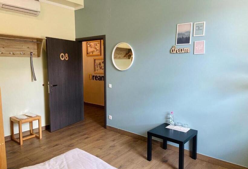 Четырехместный номер эконом класса с общей ванной комнатой, Dream Hostel Khmelnytskyi