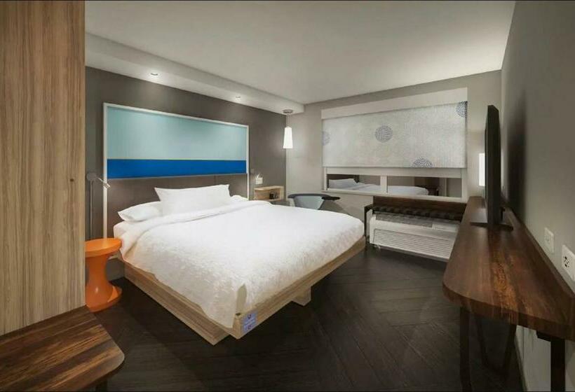 适合残疾人士使用的带超级大床的标准间, Tru By Hilton Albany Airport, Ny