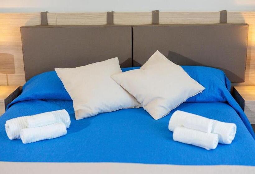 חדר סטנדרט לשלושה, Fuori Rotta