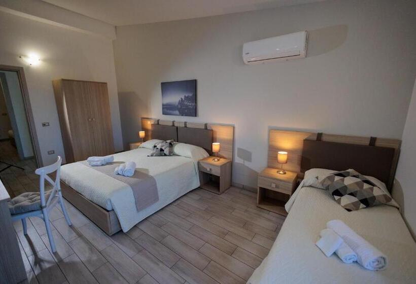 חדר סטנדרט לשלושה, Fuori Rotta