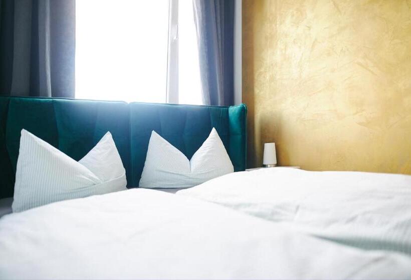 اتاق استاندارد با سرویس بهداشتی مشترک, Sleep Station Hostel