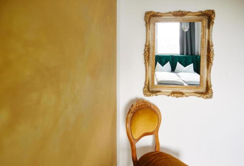 اتاق استاندارد با سرویس بهداشتی مشترک, Sleep Station Hostel