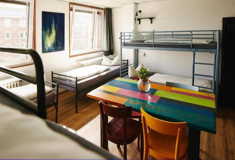 Кровать в Многоместном Номере с Общей Ванной, Sleep Station Hostel