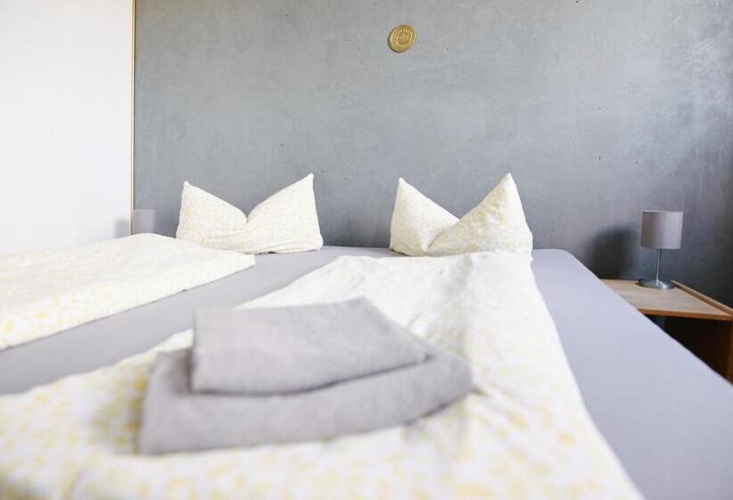 اتاق استاندارد, Sleep Station Hostel