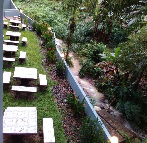 اتاق استاندارد سه نفره, Green Peace Sungai Lembing