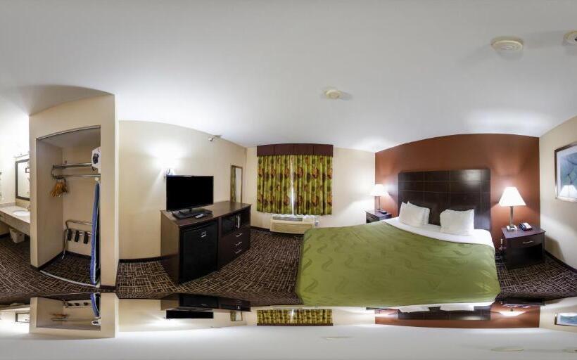 מיטת קינג בסוויטה, Quality Inn & Suites Caseyville  St. Louis